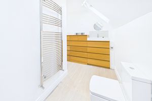 En-suite side - click for photo gallery